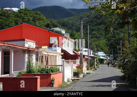 Deshaies, Guadeloupe. Typische Ortsstraße auf der Insel Basse-Terre. Stockfoto