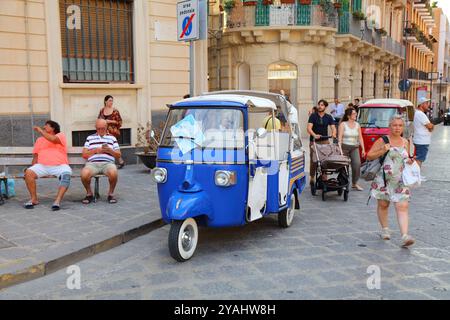 SYRAKUS, ITALIEN - 3. AUGUST 2024: Menschen spazieren in Syrakus auf der Insel Sizilien. Stockfoto