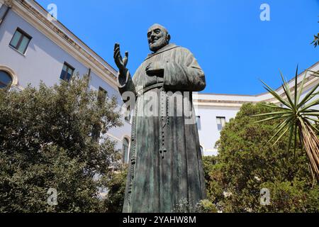 CATANIA, ITALIEN - 7. AUGUST 2024: Statue des heiligen Padre Pio von Pietrelcina in Catania auf der Insel Sizilien. Stockfoto