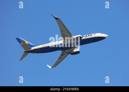 CATANIA, ITALIEN - 8. AUGUST 2024: Die Ryanair-Fluggesellschaft Boeing 737-800 startet vom Catania International Airport in Sizilien. Stockfoto