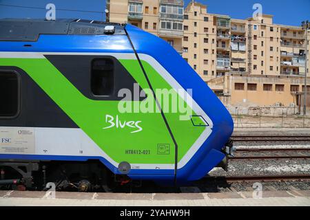 SYRACUSE, ITALIEN - 3. AUGUST 2024: Trenitalia Blues Personenzug im Bahnhof Syracuse, Italien. Das elektrische Triebwerk (EMU) wurde entwickelt und gebaut Stockfoto