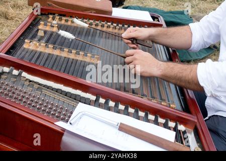 Das Gehämmerte Hackbrett-Spieler-Musikinstrument Stockfoto