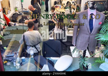 LONDON, UK - 9. JULI 2024: Schneiderei der Henry Poole and Co Livery Department in Savile Row in Mayfair, Central London, UK. Savile Row ist international Stockfoto