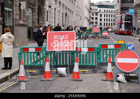 LONDON, Vereinigtes Königreich - 9. JULI 2024: Größere Baustellen in der King William Street und Lombard Street in der City of London, Vereinigtes Königreich. Sanierung der Stadtstraße zur Verbesserung Stockfoto