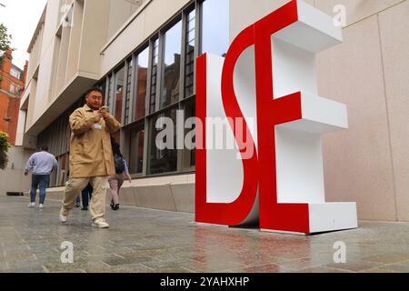 LONDON, Großbritannien - 9. JULI 2024: Besucher besuchen den Campus der LSE London School of Economics and Political Science in London. Stockfoto