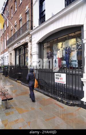 LONDON, Großbritannien - 9. JULI 2024: Besucher besuchen die berühmte Savile Row in Mayfair, Central London, UK. Savile Row hat internationalen Ruf für seine Tradition Stockfoto