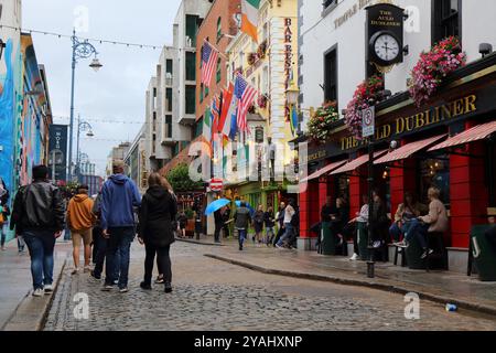 DUBLIN, IRLAND - 5. JULI 2024: Die Leute besuchen das Viertel Temple Bar, die berühmte Gegend Dublin, bekannt für Bars, Pubs, Restaurants und Nachtleben. Stockfoto