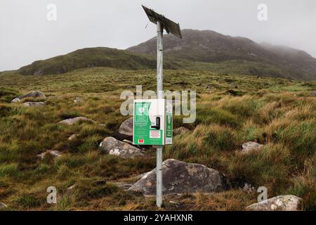 CONNEMARA, IRLAND – 27. JUNI 2024: Automatischer externer Defibrillator AED neben dem Wanderweg zum Diamond Hill im Connemara-Nationalpark. Betrieben durch s Stockfoto