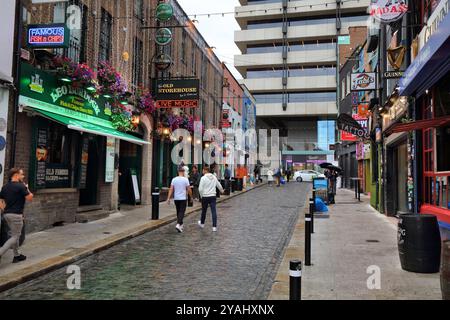 DUBLIN, IRLAND - 5. JULI 2024: Die Leute besuchen das Viertel Temple Bar, die berühmte Gegend Dublin, bekannt für Bars, Pubs, Restaurants und Nachtleben. Stockfoto