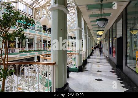 DUBLIN, IRLAND - 5. JULI 2024: Besucher besuchen das berühmte historische Stephen's Green Shopping Centre im Zentrum von Dublin, Irland. Stockfoto