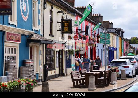 ADARE, IRLAND - 30. JUNI 2024: Die Einwohner besuchen das Dorf Adare im County Limerick in Irland. Adare ist als Kulturerbe bekannt. Stockfoto