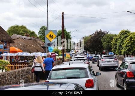 ADARE, IRLAND - 30. JUNI 2024: Sommerverkehrsstau im Dorf Adare im County Limerick in Irland. Adare ist als Kulturerbe bekannt. Stockfoto