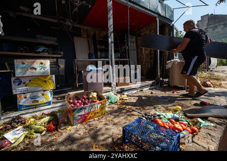 06.09.2024, Ukraine, Lviv, Lviv - Ukraine-Krieg: Aufr′umarbeiten an einem Verkaufsstand nach russischem Raketen- und Drohnenangriff auf ein Wohnvierte Stockfoto