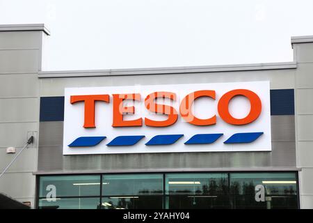 LIMERICK, IRLAND - 30. JUNI 2024: Zeichen eines Tesco-Geschäfts in Limerick, Irland. Stockfoto