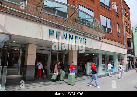 LIMERICK, IRLAND - 30. JUNI 2024: Penneys Fashion Shop in Limerick, Irland. Penneys ist Teil von Primark Stores Limited. Stockfoto