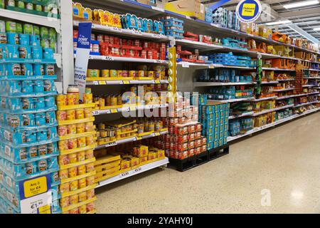 LIMERICK, IRLAND – 30. JUNI 2024: Auswahl von Dosenbohnen in einem Tesco-Geschäft in Limerick, Irland. Stockfoto