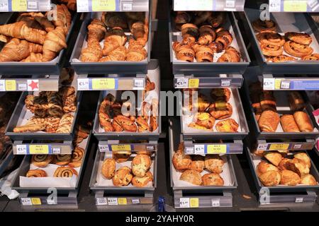 LIMERICK, IRLAND - 30. JUNI 2024: Croissants, Scones und anderes frisches Gebäck in einem Tesco-Geschäft in Limerick, Irland. Stockfoto