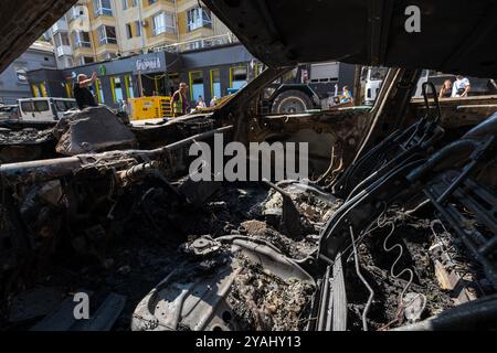 06.09.2024, Ukraine, Lemberg, Lemberg - Ukraine-Krieg: Autounfall nach russischem Raketen- und Drohnenangriff auf ein Wohngebiet im Stadtzentrum. Sieben Personen Stockfoto