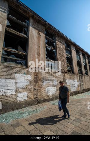 06.09.2024, Ukraine, Lemberg, Lemberg - Ukraine-Krieg: Blick auf ein Geschäftsgebäude mit kaputten Fenstern nach einem russischen Raketen- und Drohnenangriff auf einen Bewohner Stockfoto