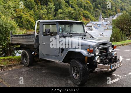 BAREGES, FRANKREICH - 28. SEPTEMBER 2021: Toyota Land Cruiser FJ40 Classic 4x4-Lkw parkt in Frankreich. Stockfoto