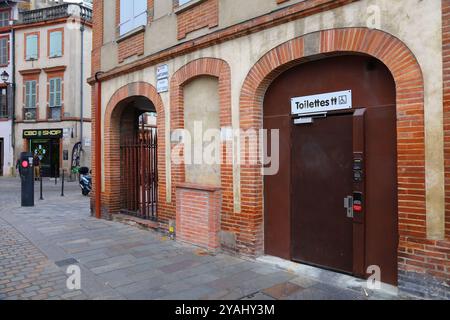 TOULOUSE, FRANKREICH - 28. SEPTEMBER 2021: Öffentliche Toilette in der Innenstadt von Toulouse, Capitole. Toulouse ist die viertgrößte Gemeinde Frankreichs. Stockfoto