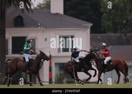 Tortugitas, Buenos Aires - 13. Oktober 2024: In der zweiten Runde der 84. Tortugas Country Club Open, präsentiert von Jumbo, triumphierte La Dolfina Saudi mit einem Sieg von 17-13 auf Feld 5 über La Hache Cría & Polo. Gonzalo Ferrari trat für den verletzten Adolfito Cambiaso ein, und La Dolfina fand ihren Rhythmus vom zweiten Chukker, gewann ihn 4-0 und übernahm die Kontrolle über das Spiel. Poroto Cambiaso stieß mit 8 Toren (sechs im Elfmeterschießen) auf, während Pelón Stirling und Juan M. Nero zu einer starken Teamleistung beitrugen. Trotz der frühen Verletzung von Facundo Sola beim ersten Chukker Ignacio Laprida Stockfoto