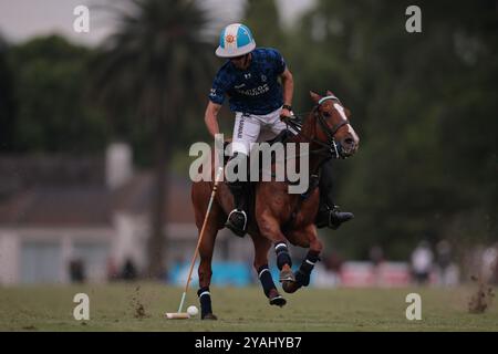 Tortugitas, Buenos Aires - 13. Oktober 2024: In der zweiten Runde der 84. Tortugas Country Club Open, präsentiert von Jumbo, triumphierte La Dolfina Saudi mit einem Sieg von 17-13 auf Feld 5 über La Hache Cría & Polo. Gonzalo Ferrari trat für den verletzten Adolfito Cambiaso ein, und La Dolfina fand ihren Rhythmus vom zweiten Chukker, gewann ihn 4-0 und übernahm die Kontrolle über das Spiel. Poroto Cambiaso stieß mit 8 Toren (sechs im Elfmeterschießen) auf, während Pelón Stirling und Juan M. Nero zu einer starken Teamleistung beitrugen. Trotz der frühen Verletzung von Facundo Sola beim ersten Chukker Ignacio Laprida Stockfoto