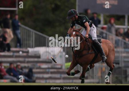 Tortugitas, Buenos Aires - 13. Oktober 2024: In der Fortsetzung der zweiten Runde (erste in Zone B) der 84. Tortugas Country Club Open, präsentiert von Jumbo, sicherte sich das La Hache Polo Team einen 13-10 Sieg über La Ensenada Dietrich auf Feld 7, beide Teams spielten mit gleichem Handicap. La Ensenada startete stark, Jerónimo del Carril war in der ersten Halbzeit hervorragend und gab seinem Team einen Vorsprung von 4 Toren, so dass das La Hache Polo Team in der Halbzeit um 3 lag. In der zweiten Halbzeit kam es jedoch zu einer kompletten Wende, als Fran Elizalde und Tommy Panelo begannen, Polito Pieres und Hilario Ulloa, Shifti, zu unterstützen Stockfoto