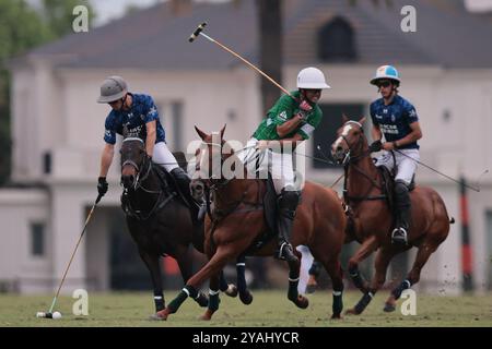 Tortugitas, Buenos Aires - 13. Oktober 2024: In der zweiten Runde der 84. Tortugas Country Club Open, präsentiert von Jumbo, triumphierte La Dolfina Saudi mit einem Sieg von 17-13 auf Feld 5 über La Hache Cría & Polo. Gonzalo Ferrari trat für den verletzten Adolfito Cambiaso ein, und La Dolfina fand ihren Rhythmus vom zweiten Chukker, gewann ihn 4-0 und übernahm die Kontrolle über das Spiel. Poroto Cambiaso stieß mit 8 Toren (sechs im Elfmeterschießen) auf, während Pelón Stirling und Juan M. Nero zu einer starken Teamleistung beitrugen. Trotz der frühen Verletzung von Facundo Sola beim ersten Chukker Ignacio Laprida Stockfoto