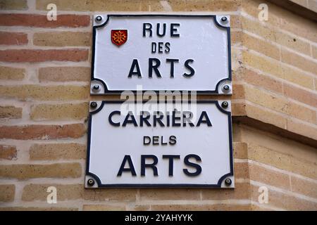 Rue des Arts - Straßenschild in Toulouse, Frankreich. Zweisprachiges Zeichen in französischer und okzitanischer Sprache. Stockfoto