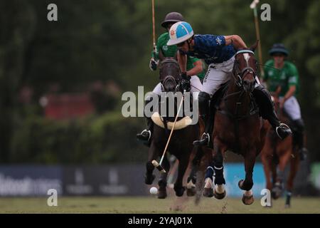 Tortugitas, Buenos Aires - 13. Oktober 2024: In der zweiten Runde der 84. Tortugas Country Club Open, präsentiert von Jumbo, triumphierte La Dolfina Saudi mit einem Sieg von 17-13 auf Feld 5 über La Hache Cría & Polo. Gonzalo Ferrari trat für den verletzten Adolfito Cambiaso ein, und La Dolfina fand ihren Rhythmus vom zweiten Chukker, gewann ihn 4-0 und übernahm die Kontrolle über das Spiel. Poroto Cambiaso stieß mit 8 Toren (sechs im Elfmeterschießen) auf, während Pelón Stirling und Juan M. Nero zu einer starken Teamleistung beitrugen. Trotz der frühen Verletzung von Facundo Sola beim ersten Chukker Ignacio Laprida Stockfoto