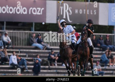 Tortugitas, Buenos Aires - 13. Oktober 2024: In der Fortsetzung der zweiten Runde (erste in Zone B) der 84. Tortugas Country Club Open, präsentiert von Jumbo, sicherte sich das La Hache Polo Team einen 13-10 Sieg über La Ensenada Dietrich auf Feld 7, beide Teams spielten mit gleichem Handicap. La Ensenada startete stark, Jerónimo del Carril war in der ersten Halbzeit hervorragend und gab seinem Team einen Vorsprung von 4 Toren, so dass das La Hache Polo Team in der Halbzeit um 3 lag. In der zweiten Halbzeit kam es jedoch zu einer kompletten Wende, als Fran Elizalde und Tommy Panelo begannen, Polito Pieres und Hilario Ulloa, Shifti, zu unterstützen Stockfoto