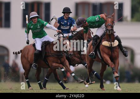 Tortugitas, Buenos Aires - 13. Oktober 2024: In der zweiten Runde der 84. Tortugas Country Club Open, präsentiert von Jumbo, triumphierte La Dolfina Saudi mit einem Sieg von 17-13 auf Feld 5 über La Hache Cría & Polo. Gonzalo Ferrari trat für den verletzten Adolfito Cambiaso ein, und La Dolfina fand ihren Rhythmus vom zweiten Chukker, gewann ihn 4-0 und übernahm die Kontrolle über das Spiel. Poroto Cambiaso stieß mit 8 Toren (sechs im Elfmeterschießen) auf, während Pelón Stirling und Juan M. Nero zu einer starken Teamleistung beitrugen. Trotz der frühen Verletzung von Facundo Sola beim ersten Chukker Ignacio Laprida Stockfoto