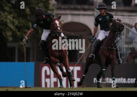 Tortugitas, Buenos Aires - 13. Oktober 2024: In der Fortsetzung der zweiten Runde (erste in Zone B) der 84. Tortugas Country Club Open, präsentiert von Jumbo, sicherte sich das La Hache Polo Team einen 13-10 Sieg über La Ensenada Dietrich auf Feld 7, beide Teams spielten mit gleichem Handicap. La Ensenada startete stark, Jerónimo del Carril war in der ersten Halbzeit hervorragend und gab seinem Team einen Vorsprung von 4 Toren, so dass das La Hache Polo Team in der Halbzeit um 3 lag. In der zweiten Halbzeit kam es jedoch zu einer kompletten Wende, als Fran Elizalde und Tommy Panelo begannen, Polito Pieres und Hilario Ulloa, Shifti, zu unterstützen Stockfoto