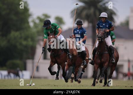 Tortugitas, Buenos Aires - 13. Oktober 2024: In der zweiten Runde der 84. Tortugas Country Club Open, präsentiert von Jumbo, triumphierte La Dolfina Saudi mit einem Sieg von 17-13 auf Feld 5 über La Hache Cría & Polo. Gonzalo Ferrari trat für den verletzten Adolfito Cambiaso ein, und La Dolfina fand ihren Rhythmus vom zweiten Chukker, gewann ihn 4-0 und übernahm die Kontrolle über das Spiel. Poroto Cambiaso stieß mit 8 Toren (sechs im Elfmeterschießen) auf, während Pelón Stirling und Juan M. Nero zu einer starken Teamleistung beitrugen. Trotz der frühen Verletzung von Facundo Sola beim ersten Chukker Ignacio Laprida Stockfoto