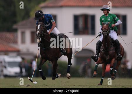 Tortugitas, Buenos Aires - 13. Oktober 2024: In der zweiten Runde der 84. Tortugas Country Club Open, präsentiert von Jumbo, triumphierte La Dolfina Saudi mit einem Sieg von 17-13 auf Feld 5 über La Hache Cría & Polo. Gonzalo Ferrari trat für den verletzten Adolfito Cambiaso ein, und La Dolfina fand ihren Rhythmus vom zweiten Chukker, gewann ihn 4-0 und übernahm die Kontrolle über das Spiel. Poroto Cambiaso stieß mit 8 Toren (sechs im Elfmeterschießen) auf, während Pelón Stirling und Juan M. Nero zu einer starken Teamleistung beitrugen. Trotz der frühen Verletzung von Facundo Sola beim ersten Chukker Ignacio Laprida Stockfoto