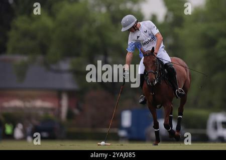 Tortugitas, Buenos Aires - 13. Oktober 2024: In der Fortsetzung der zweiten Runde (erste in Zone B) der 84. Tortugas Country Club Open, präsentiert von Jumbo, sicherte sich das La Hache Polo Team einen 13-10 Sieg über La Ensenada Dietrich auf Feld 7, beide Teams spielten mit gleichem Handicap. La Ensenada startete stark, Jerónimo del Carril war in der ersten Halbzeit hervorragend und gab seinem Team einen Vorsprung von 4 Toren, so dass das La Hache Polo Team in der Halbzeit um 3 lag. In der zweiten Halbzeit kam es jedoch zu einer kompletten Wende, als Fran Elizalde und Tommy Panelo begannen, Polito Pieres und Hilario Ulloa, Shifti, zu unterstützen Stockfoto