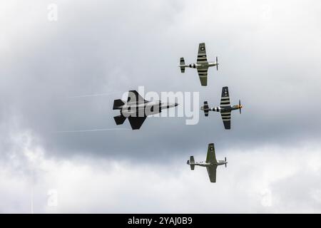 Airpower24, Zeltweg, Österreich 7.9.2024: Flug eines USAF Lockheed Martin F-35 und drei P51 Mustangs Heritage Flight auf der Airshow Airpower24 Stockfoto