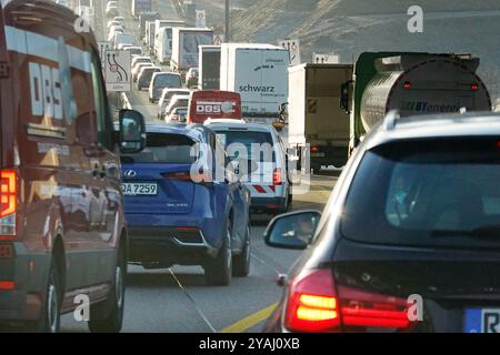 29.01.2024, Deutschland, Baden-Wuerttemberg, Pforzheim - Stau auf der A8. 00S240129D416CAROEX.JPG [MODELLVERSION: NEIN, EIGENSCHAFTSFREIGABE: NEIN (C) CARO Stockfoto