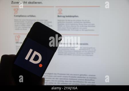 Rheinbach, Deutschland 13. Oktober 2024, das Markenlogo des Softwareentwicklers „IDnow“ auf dem Display eines Smartphones vor der Website Stockfoto