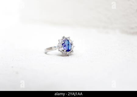 Saphirring mit Diamanten Stockfoto