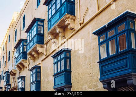 Wunderschöne Altstadt in Malta, Valletta mit traditionellen blauen hölzernen maltesischen Balkonen, die Gallarija genannt werden. Stockfoto