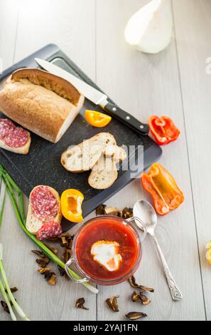 Fastenborsch mit getrockneten Pilzen und Gemüse auf einem hellen Holztisch. Stockfoto