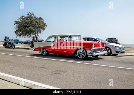 Gulfport, MS - 04. Oktober 2023: Weitwinkel-Eckansicht einer Chevrolet 210 2-türigen Limousine aus dem Jahr 1956 auf einer lokalen Autoshow. Stockfoto