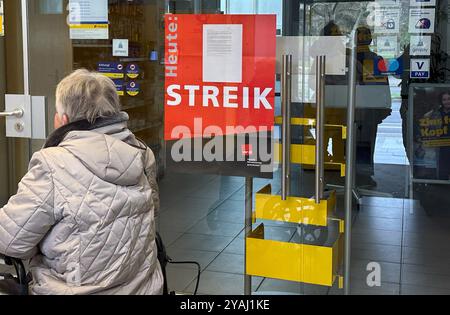 16.03.2024, Deutschland, , Berlin - Postbankkunden stehen wegen eines Warnstreiks vor verschlossenen Türen. 00S240316D767CAROEX.JPG [MODELLVERSION: NEIN, Stockfoto