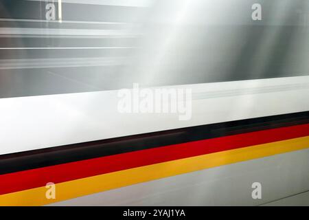 29.03.2024, Deutschland, Thüringen, Erfurt - Detailaufnahme des ICE Bundesrepublik Deutschland in Fahrt. 00S240329D904CAROEX.JPG [MODELLVERSION: NICHT APPLI Stockfoto
