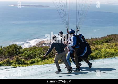 Ein Gleitschirmflieger startet vom Startplatz auf dem Signal Hill in Kapstadt, Südafrika Stockfoto