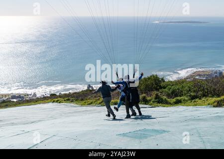 Ein Gleitschirmflieger startet vom Startplatz auf dem Signal Hill in Kapstadt, Südafrika Stockfoto