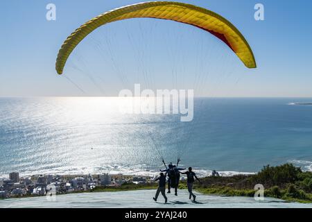 Ein Gleitschirmflieger startet vom Startplatz auf dem Signal Hill in Kapstadt, Südafrika Stockfoto
