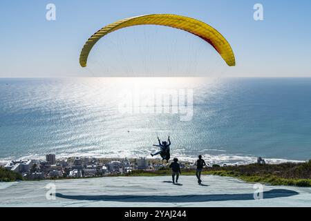 Ein Gleitschirmflieger startet vom Startplatz auf dem Signal Hill in Kapstadt, Südafrika Stockfoto